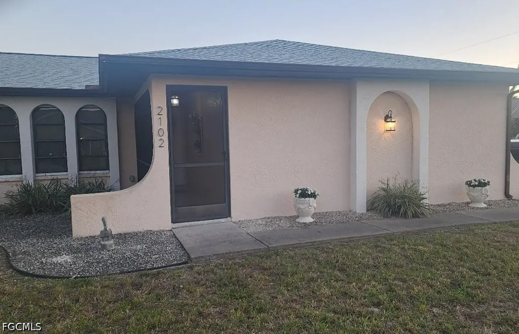 2102 SE 8th Terrace Cape Coral FL 33990
