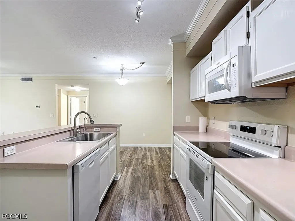 Fort Myers FL, 11571 Villa Grand, Unit 615