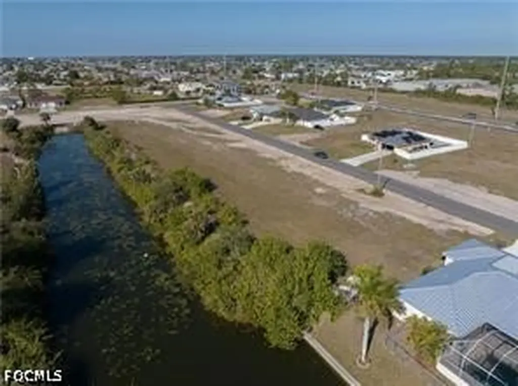 914 NE 23rd Terrace Cape Coral FL 33909