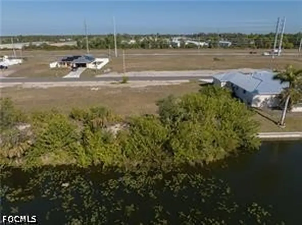 914 NE 23rd Terrace Cape Coral FL 33909