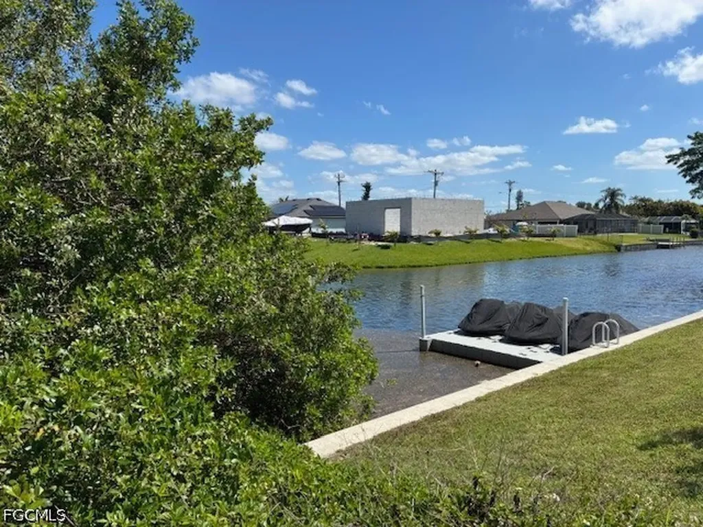 127 SE 16th Place Cape Coral FL 33990