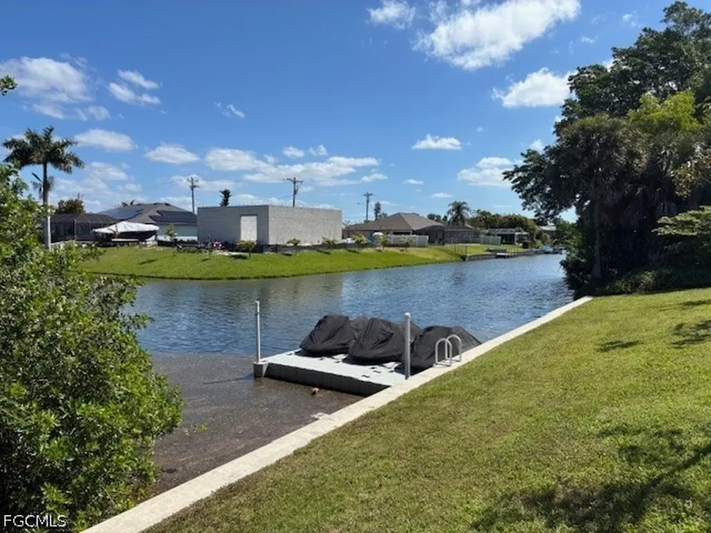 127 SE 16th Place Cape Coral FL 33990