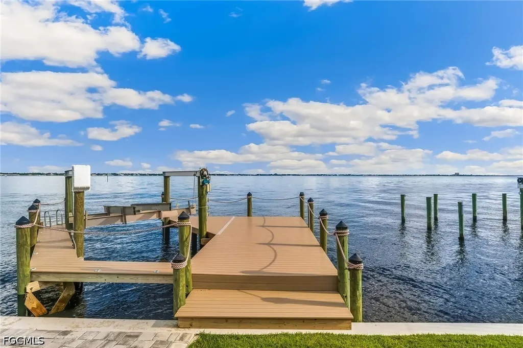 2418 SE 28th Street Cape Coral FL 33904