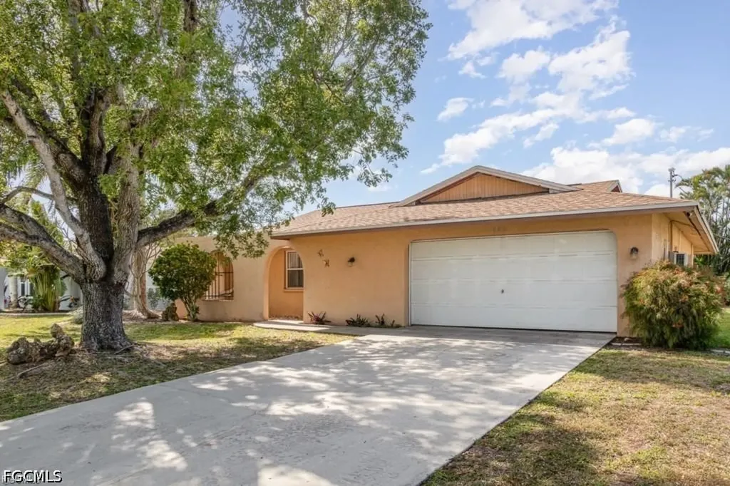 922 SE 25th Lane Cape Coral FL 33904