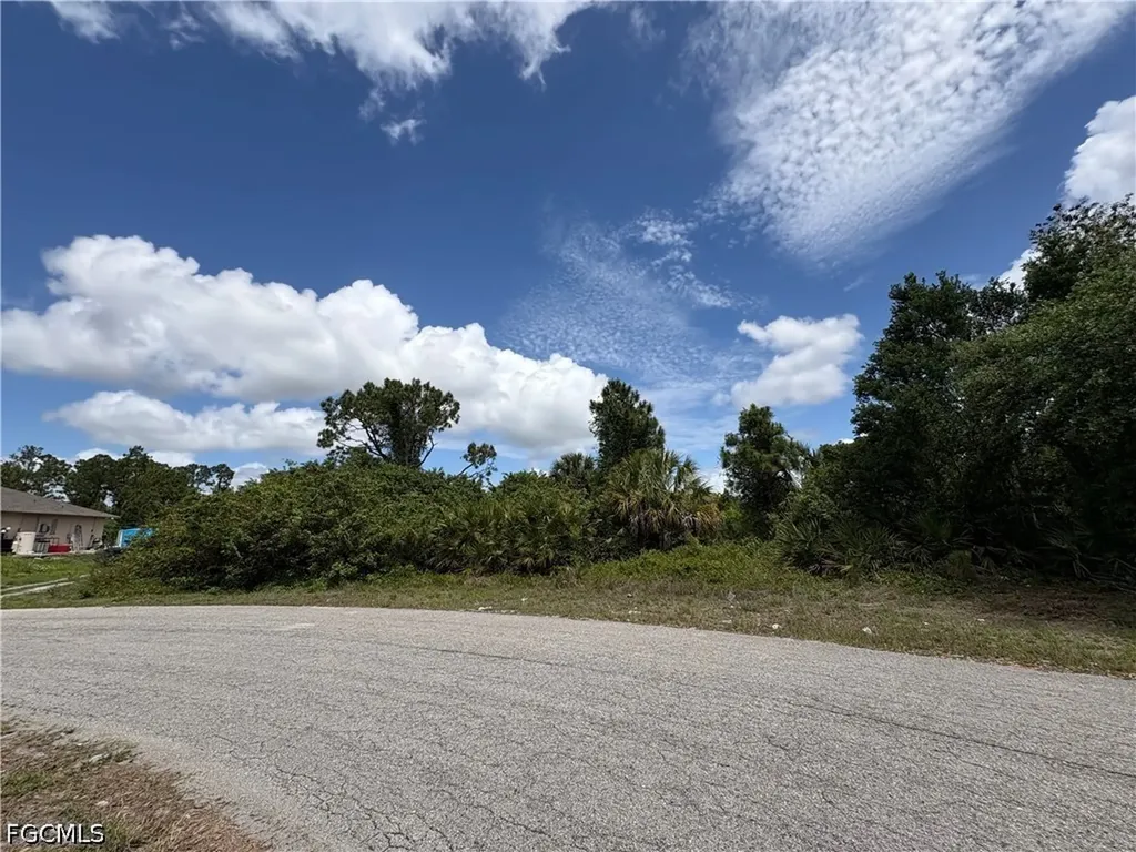 685/687 Chestnut Street E Lehigh Acres FL 33974