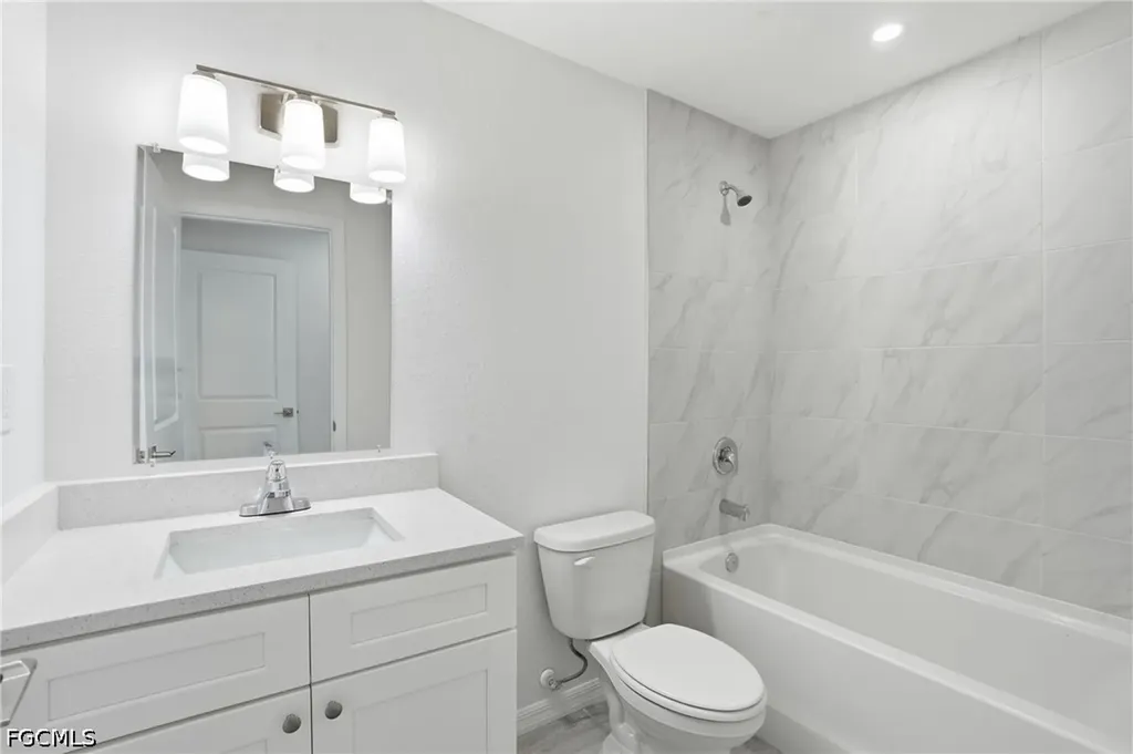 1725 NW 2nd Street Cape Coral FL 33993