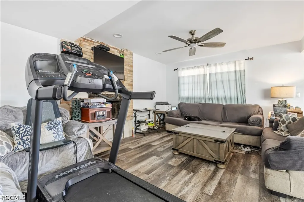 906 NE 2nd Avenue Cape Coral FL 33909