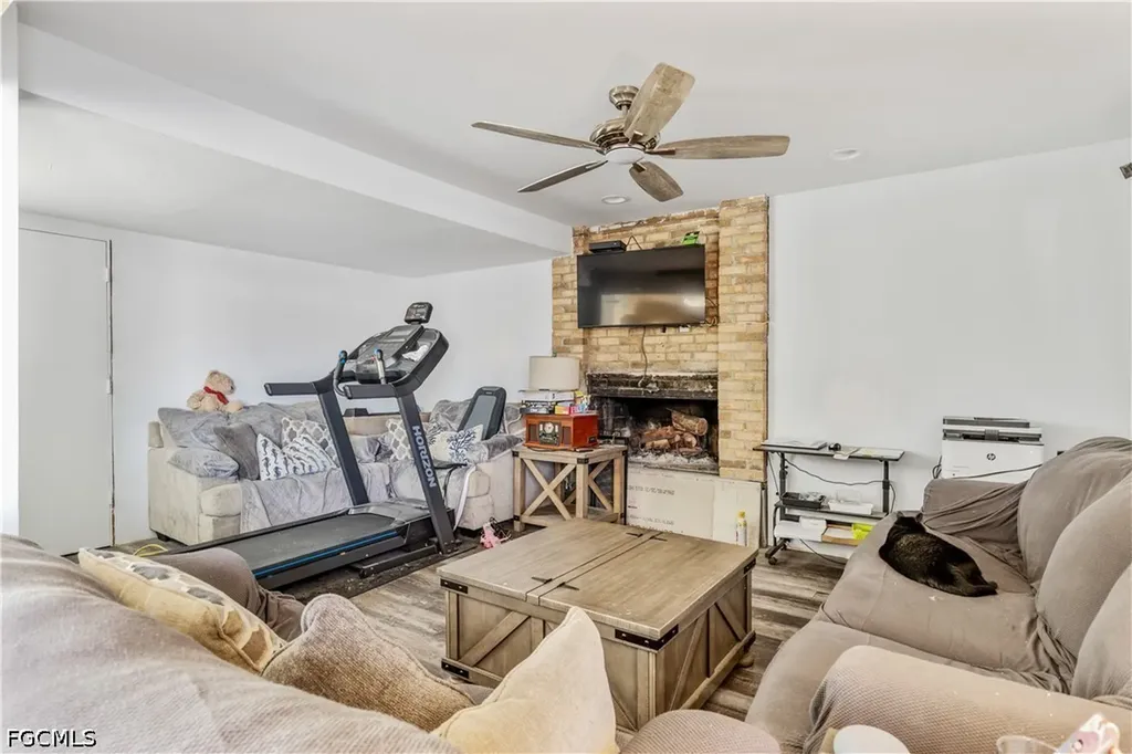906 NE 2nd Avenue Cape Coral FL 33909