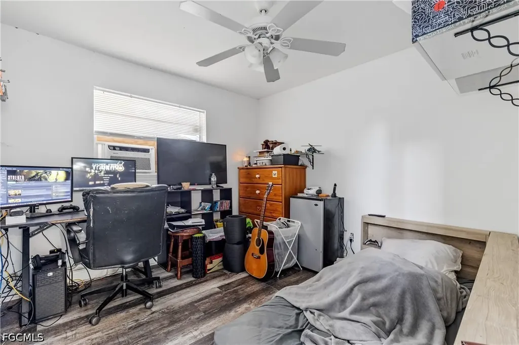 906 NE 2nd Avenue Cape Coral FL 33909