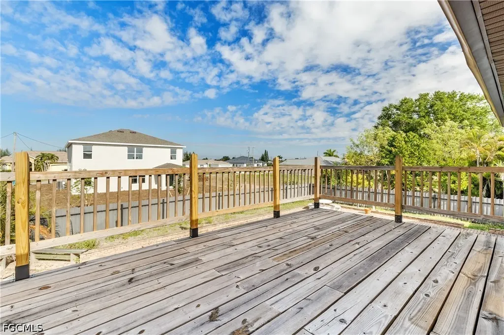 906 NE 2nd Avenue Cape Coral FL 33909