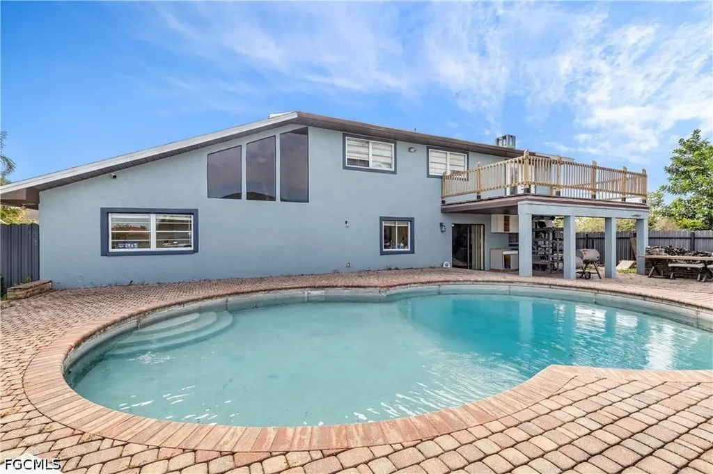 906 NE 2nd Avenue Cape Coral FL 33909