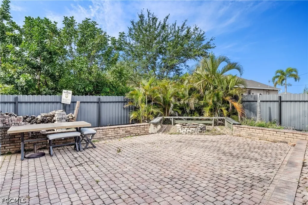 906 NE 2nd Avenue Cape Coral FL 33909
