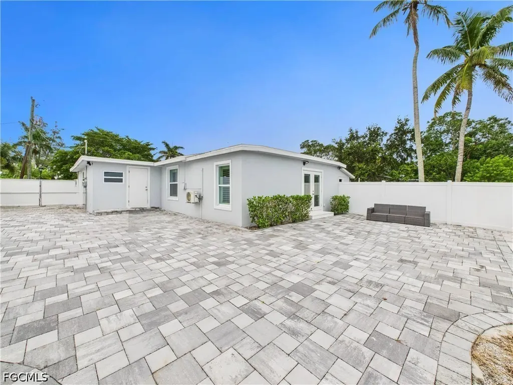 567 13th Street N Naples FL 34102