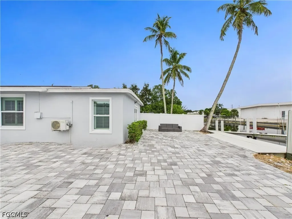 567 13th Street N Naples FL 34102