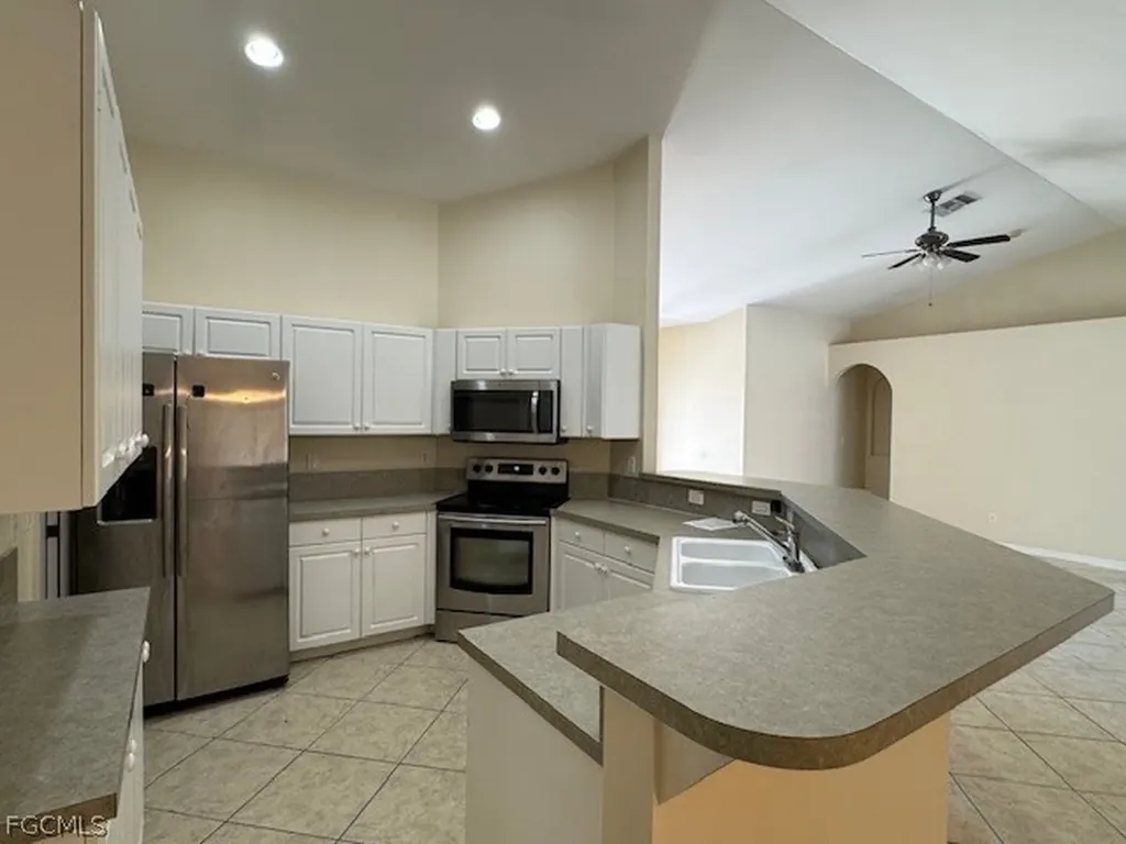 2733 SW 11th Place Cape Coral FL 33914