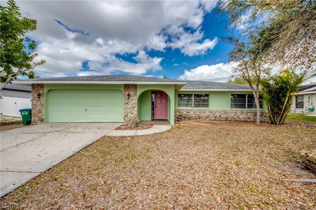 703 SE 33rd Street Cape Coral FL 33904