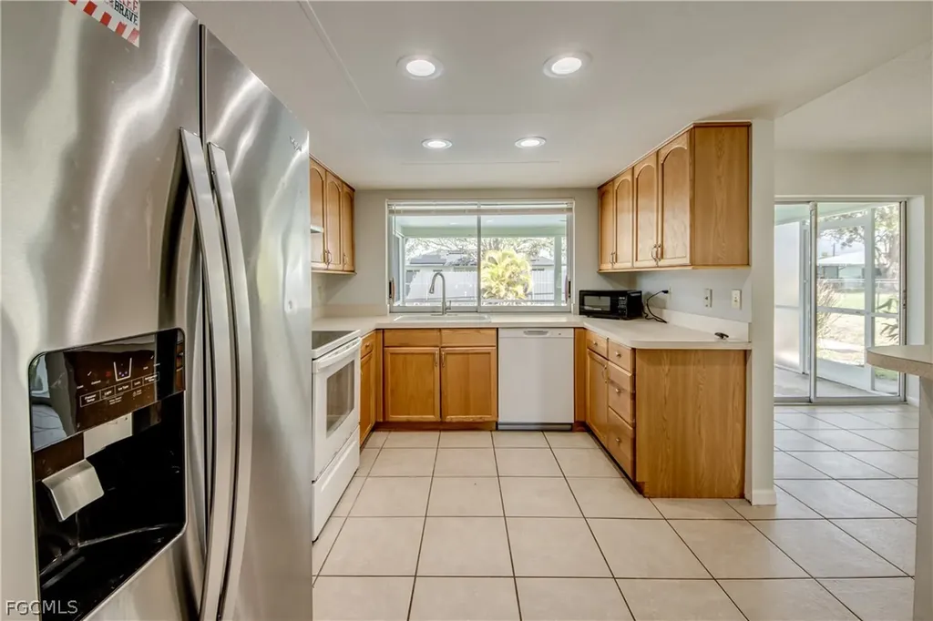 703 SE 33rd Street Cape Coral FL 33904