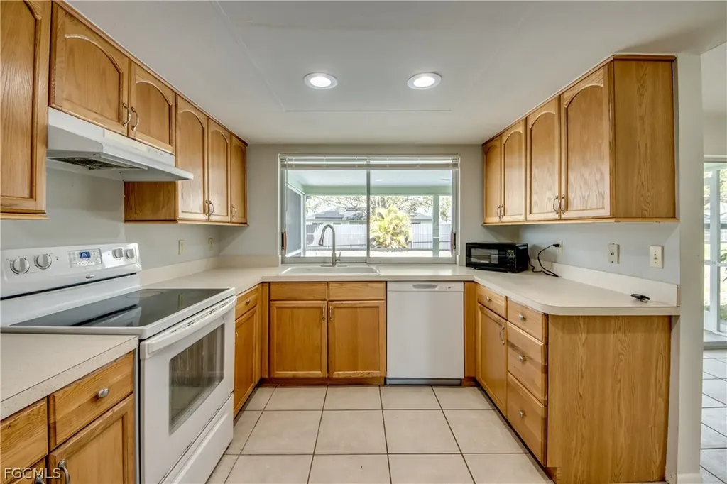 703 SE 33rd Street Cape Coral FL 33904