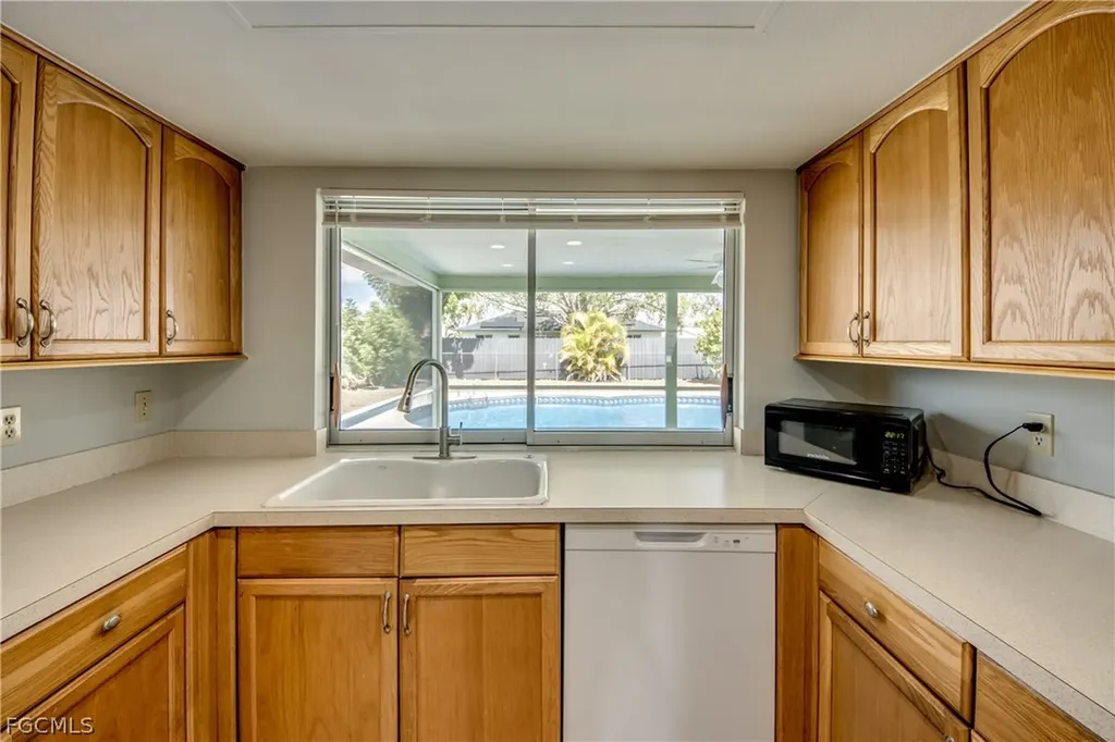 703 SE 33rd Street Cape Coral FL 33904