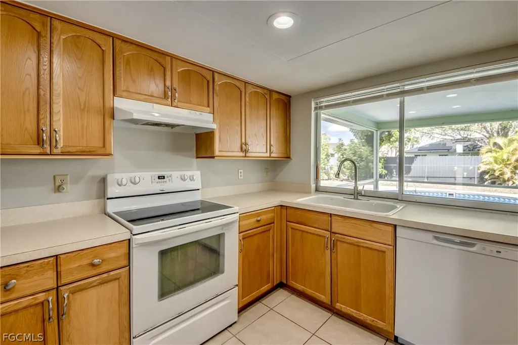 703 SE 33rd Street Cape Coral FL 33904