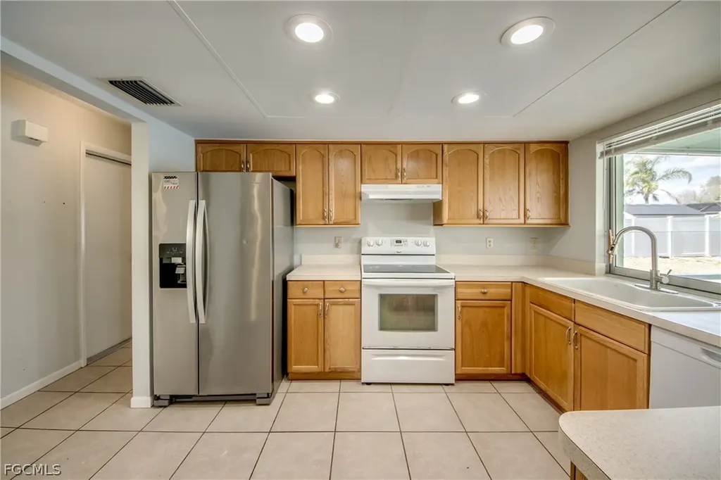 703 SE 33rd Street Cape Coral FL 33904