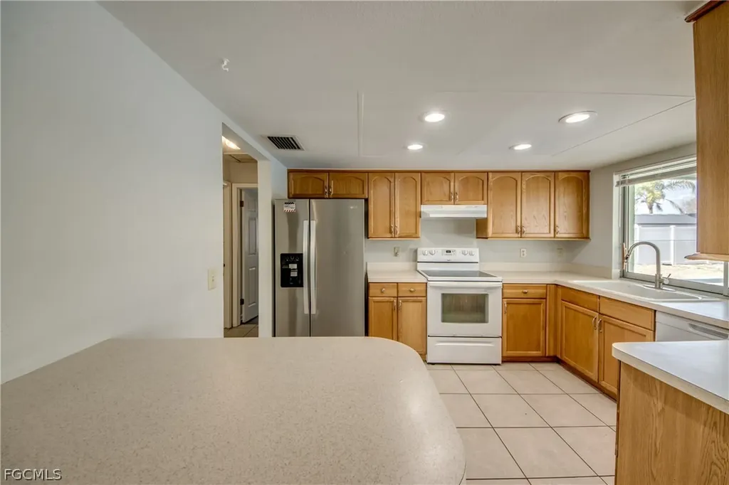 703 SE 33rd Street Cape Coral FL 33904