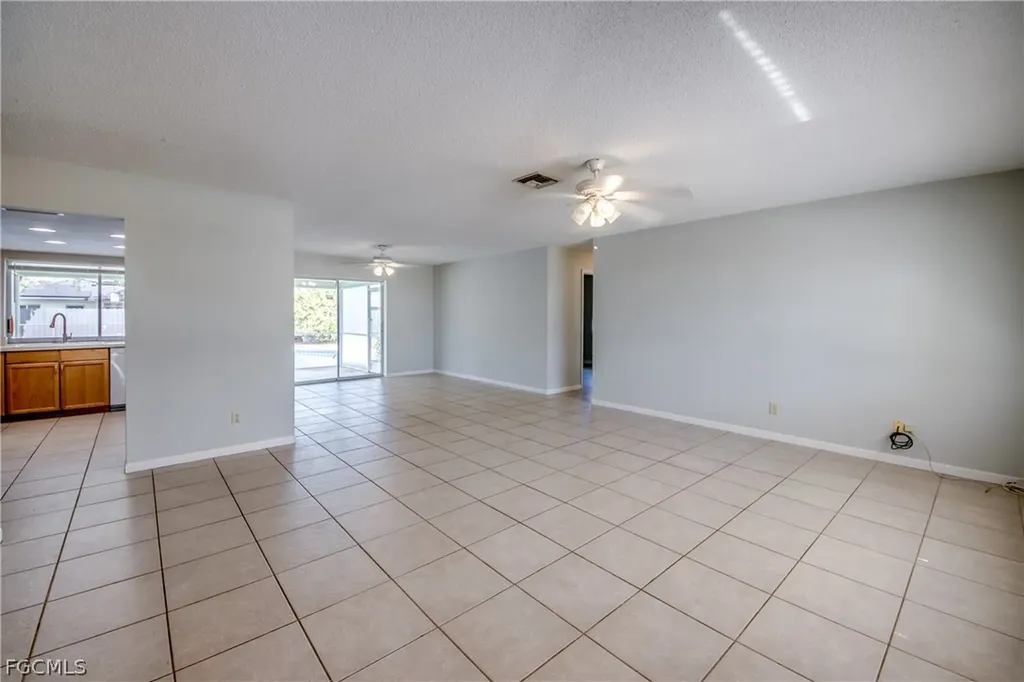 703 SE 33rd Street Cape Coral FL 33904