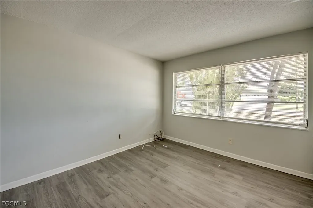 703 SE 33rd Street Cape Coral FL 33904