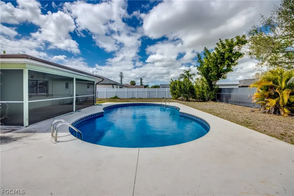 703 SE 33rd Street Cape Coral FL 33904