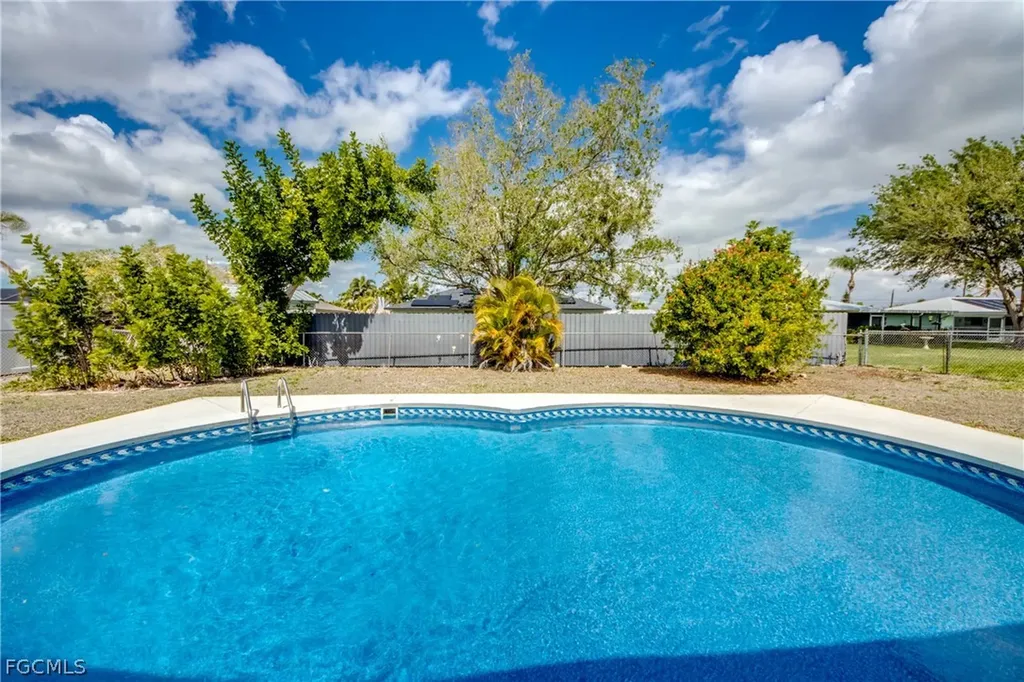 703 SE 33rd Street Cape Coral FL 33904