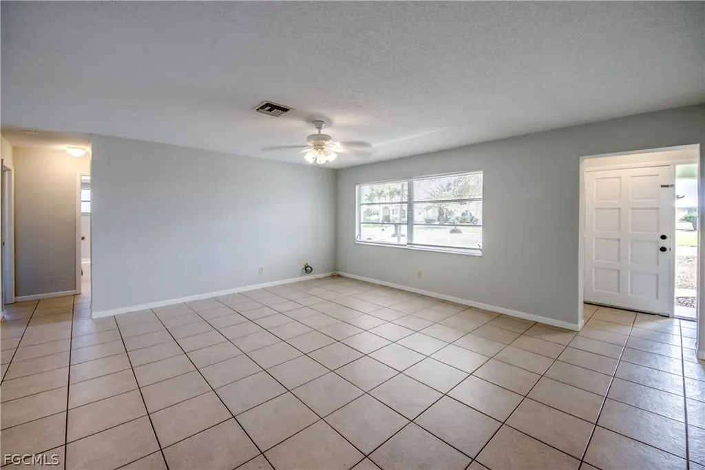 703 SE 33rd Street Cape Coral FL 33904
