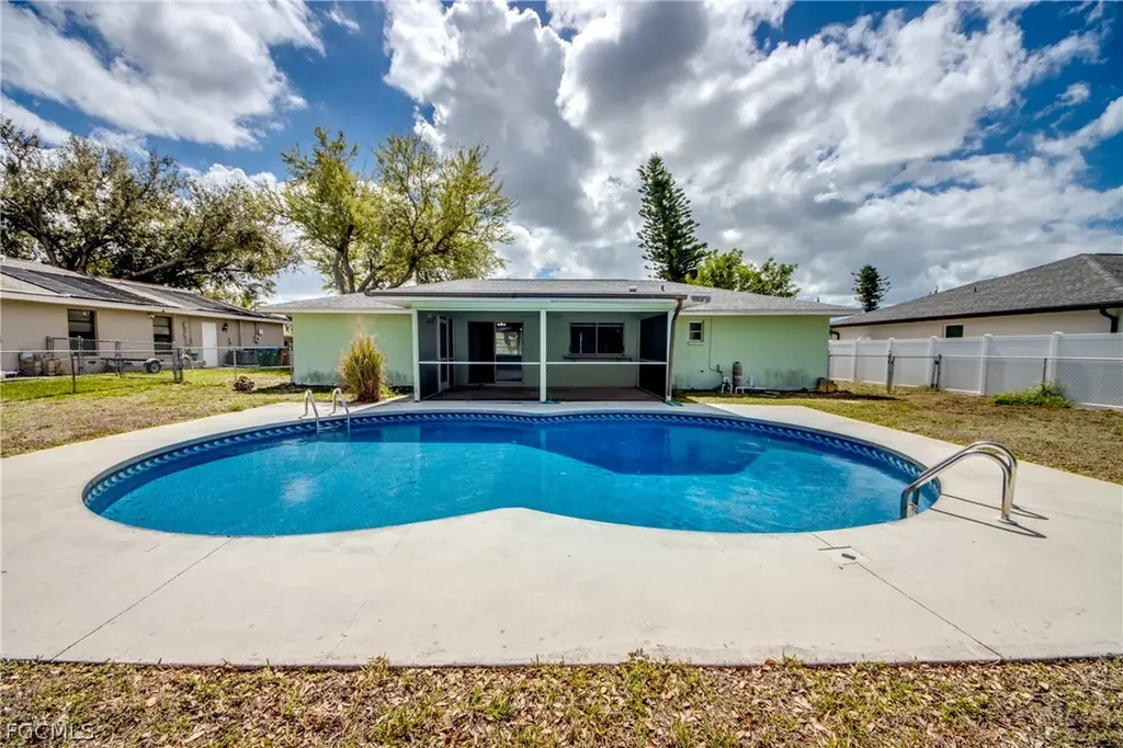 703 SE 33rd Street Cape Coral FL 33904