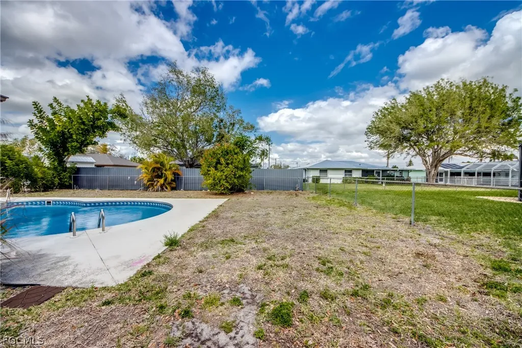 703 SE 33rd Street Cape Coral FL 33904