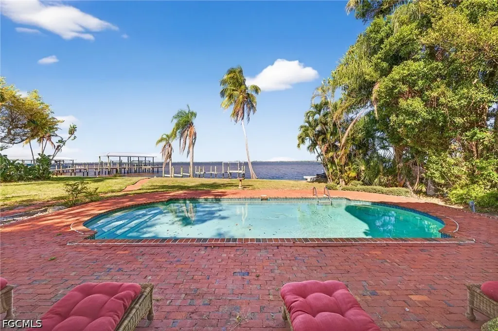 2878 Valencia Way Fort Myers FL 33901
