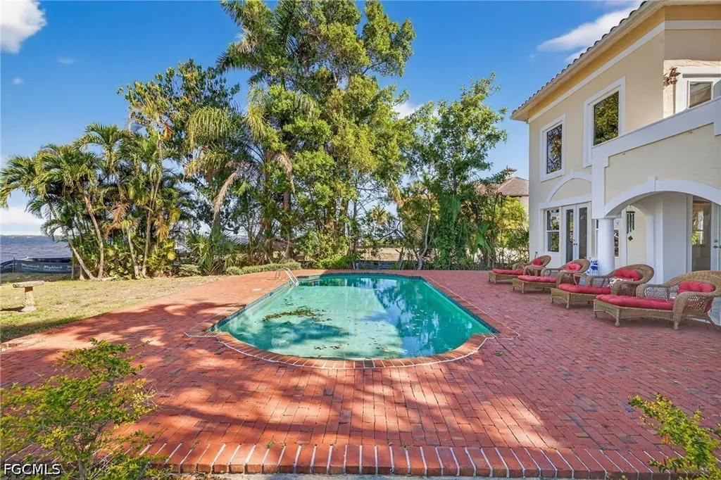 2878 Valencia Way Fort Myers FL 33901