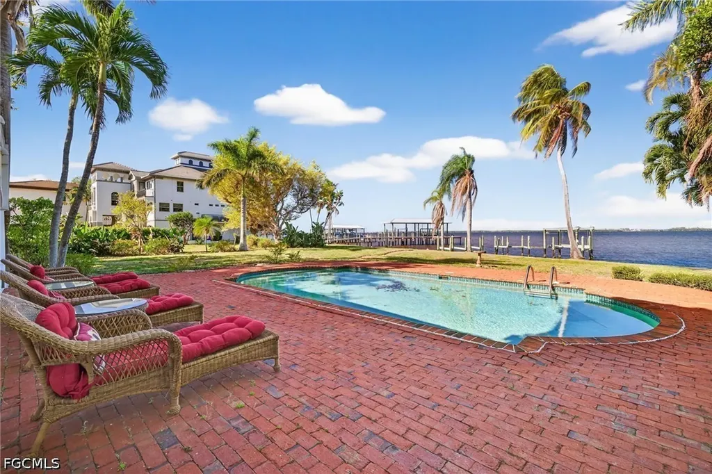 2878 Valencia Way Fort Myers FL 33901
