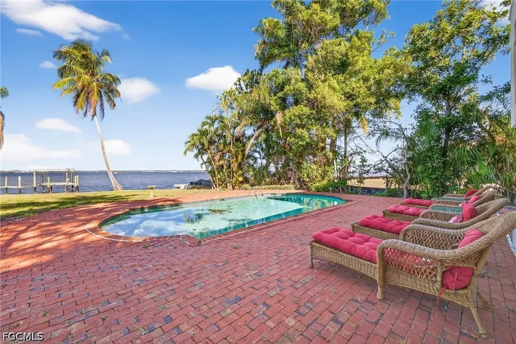 2878 Valencia Way Fort Myers FL 33901