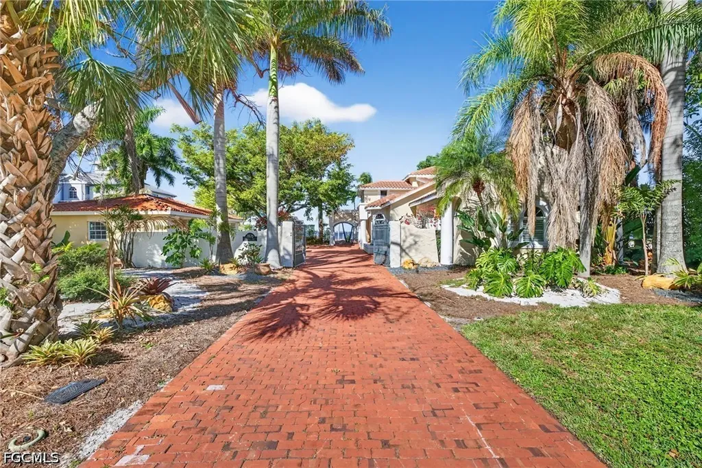 2878 Valencia Way Fort Myers FL 33901