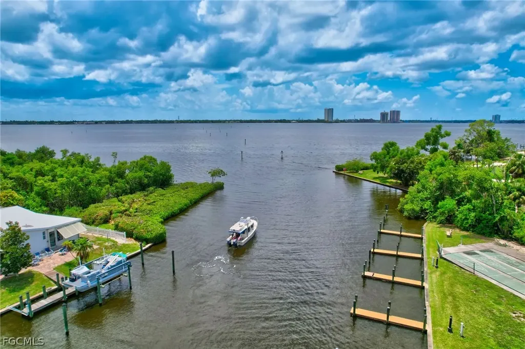 5554 Sir Walter Way North Fort Myers FL 33917