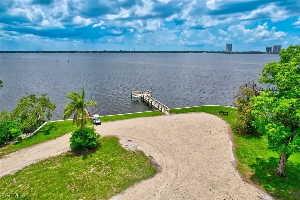 5554 Sir Walter Way North Fort Myers FL 33917