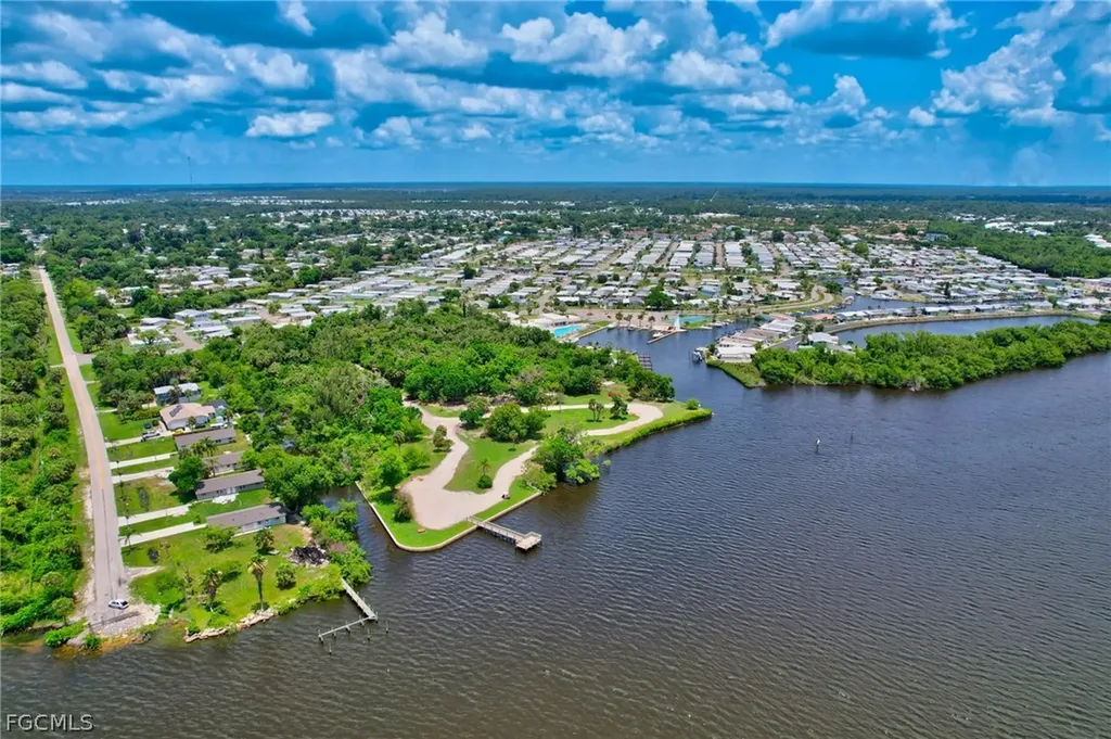 5554 Sir Walter Way North Fort Myers FL 33917