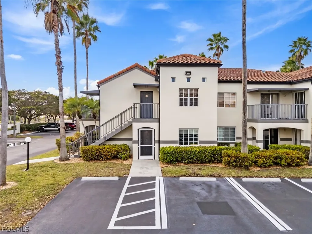 Fort Myers FL, 3405 Winkler Avenue, Unit 204