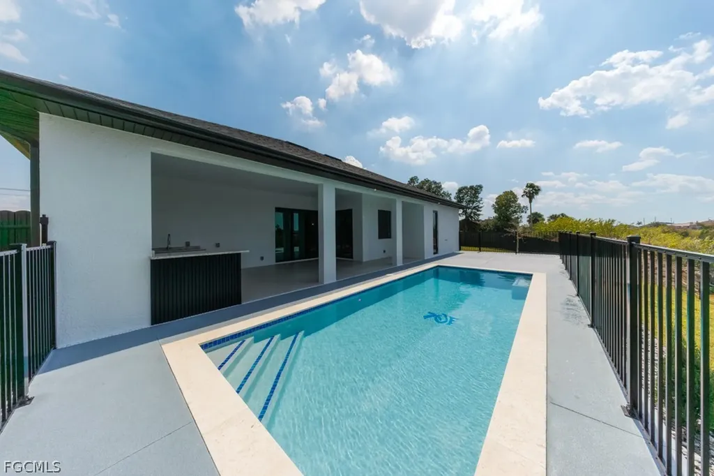 2716 NW 4th Place Cape Coral FL 33993