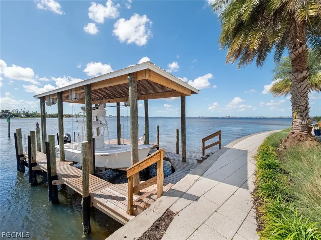 911 Aqua Lane Fort Myers FL 33919