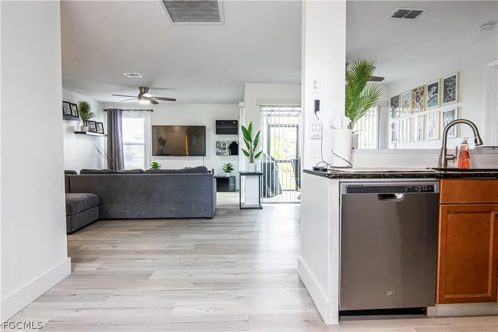 1913 SE 15th Place Cape Coral FL 33990