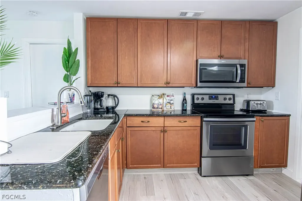 1913 SE 15th Place Cape Coral FL 33990