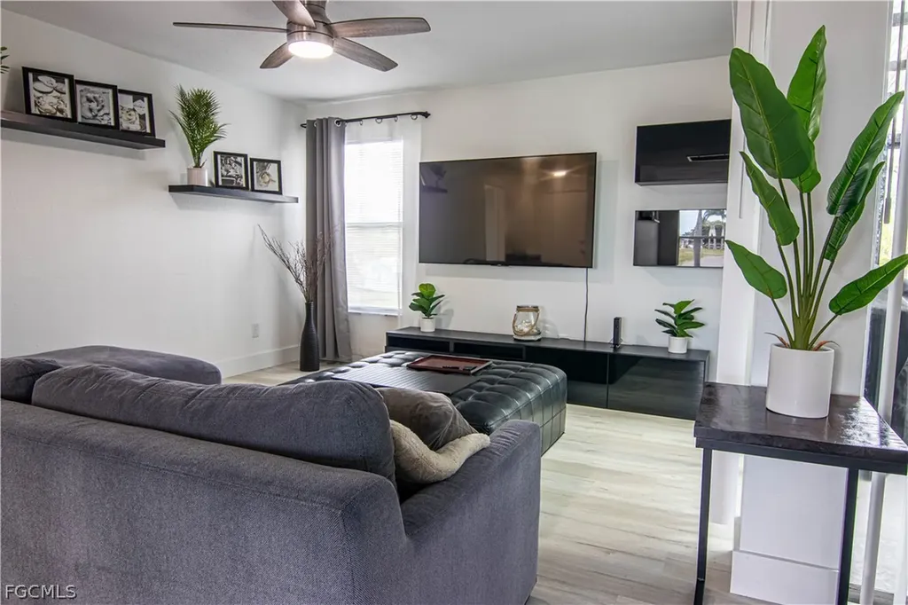 1913 SE 15th Place Cape Coral FL 33990