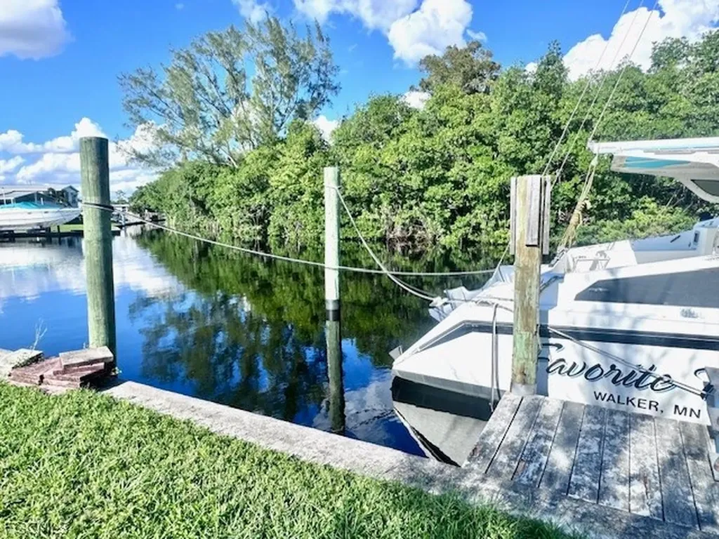 5529 Sir Walter Way North Fort Myers FL 33917