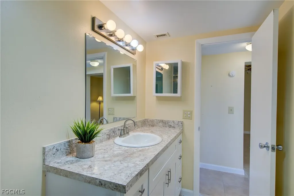 402 SE 42nd Terrace Cape Coral FL 33904