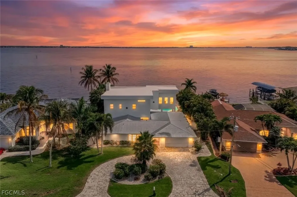 2302 SE 28th Street Cape Coral FL 33904